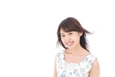 Beyaz tenli güzel, gülümseyen genç bir kadının portresi.