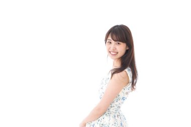 Beyaz tenli güzel, gülümseyen genç bir kadının portresi.