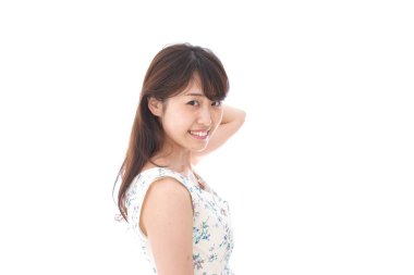 Beyaz tenli güzel, gülümseyen genç bir kadının portresi.