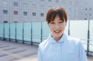 Genç, profesyonel bayan hemşire