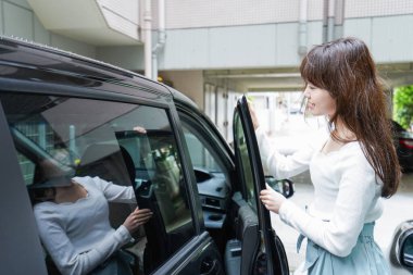 Arabadaki Asyalı kadın.