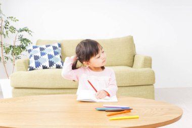 tapılası çocuk yalnız oynuyor