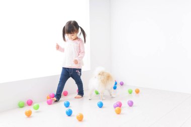 tapılası çocuk yalnız oynuyor