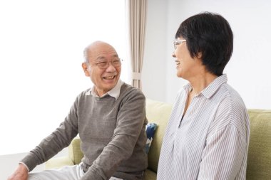 Güzel Asyalı yaşlı çift evde.