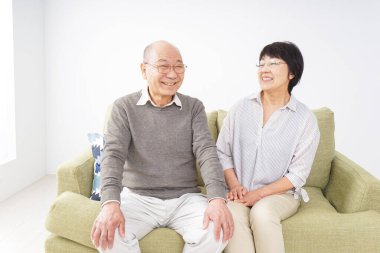 Güzel Asyalı yaşlı çift evde.