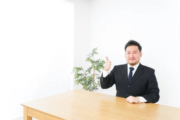 事務所のビジネスマン — ストック写真