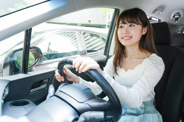 Asiatisk Kvinna Som Kör Bil — Stockfoto