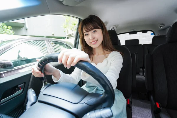 Asiático Mulher Condução Carro — Fotografia de Stock