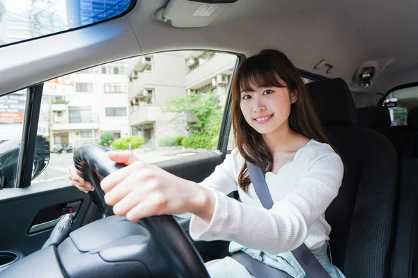 アジアの女性は車で — ストック写真
