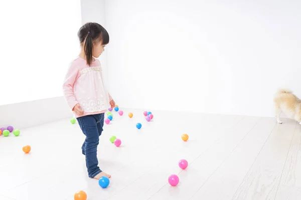 Schattig Kind Spelen Alleen — Stockfoto