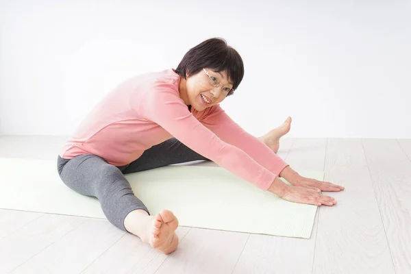 Aged Woman Doing Exercise — Stock Photo, Image