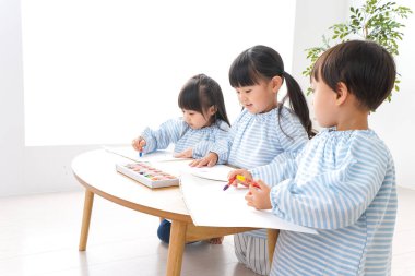 Anaokulunda oynayan çocuklar