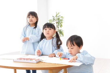 Anaokulunda oynayan çocuklar