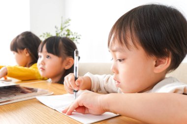 Anaokulunda oynayan çocuklar