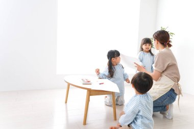 Anaokulu öğretmeni ve çocukları.