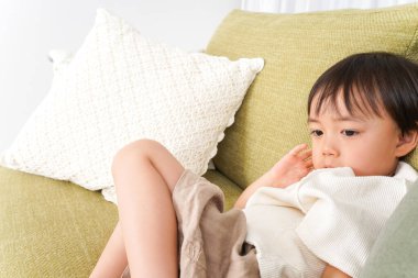 Çocuk kanepede uyuyor.