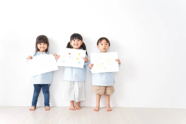 幼稚園で遊んでいる子供たちは — ストック写真