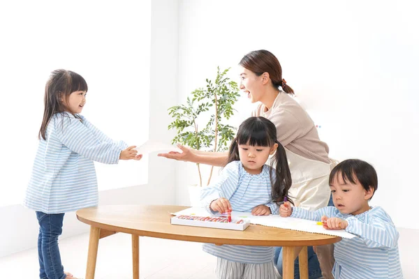 Kindergärtnerin Und Kinder — Stockfoto