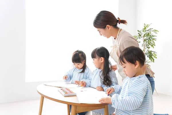 Förskolelärare Och Barn — Stockfoto