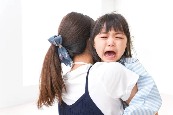 Asiatisches Weinendes Kind Und Mutter — Stockfoto