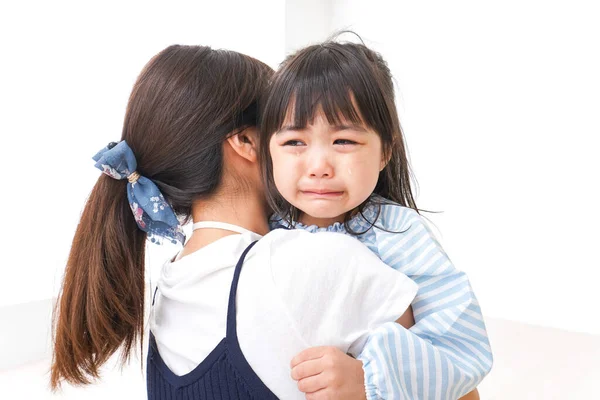 Asiatiskt Gråtande Barn Och Mor — Stockfoto