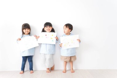 Anaokulunda oynayan çocuklar