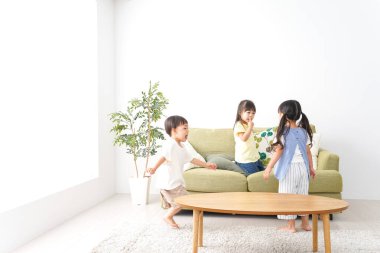 Anaokulunda oynayan çocuklar