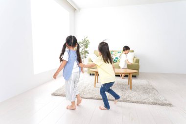 Anaokulunda oynayan çocuklar