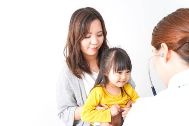 Hastanede tıbbi yardım arayan çocuk. 