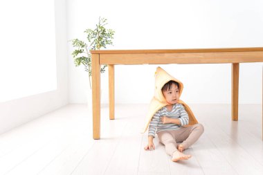 Masanın altındaki sevimli çocuk. 