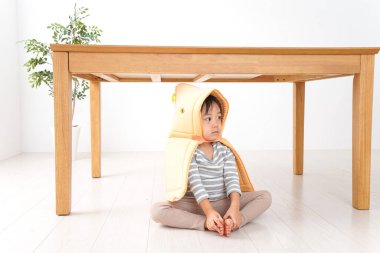 Masanın altındaki sevimli çocuk. 