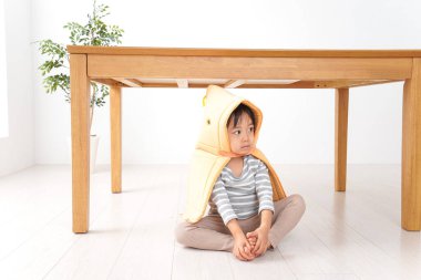 Masanın altındaki sevimli çocuk. 