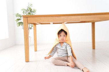 Masanın altındaki sevimli çocuk. 