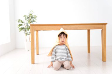 Masanın altındaki sevimli çocuk. 