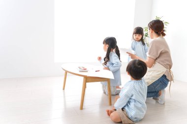 Anaokulunda çocuk hemşiresi ve çocukları. 