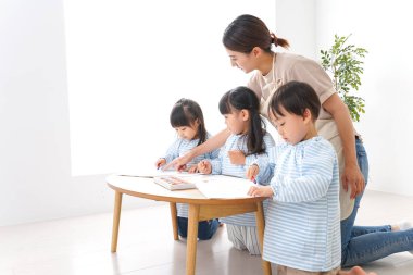 Anaokulunda çocuk hemşiresi ve çocukları. 