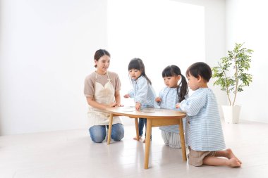 Anaokulunda çocuk hemşiresi ve çocukları. 