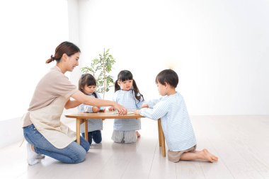 Anaokulunda çocuk hemşiresi ve çocukları. 