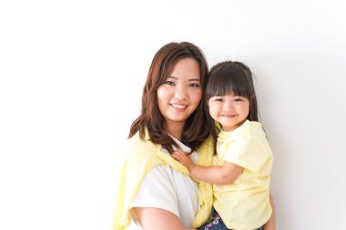 Anne kucağında bir çocuk var.