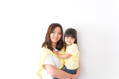 Anne kucağında bir çocuk var.