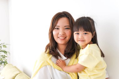 Anne kucağında bir çocuk var.