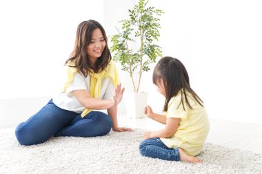 Anne ve çocuk evde. 