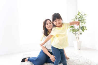 Anne ve çocuk evde. 