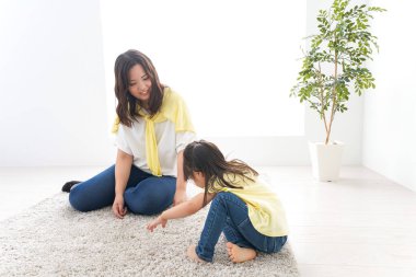 Anne ve çocuk evde. 