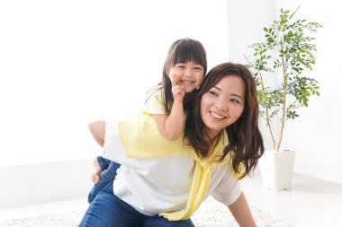 Anne ve çocuk evde.