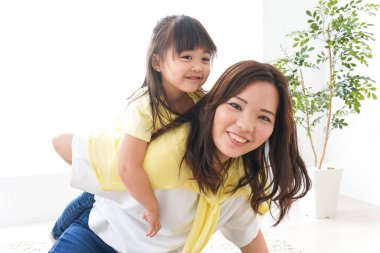 Anne ve çocuk evde.