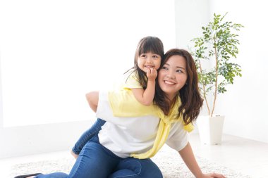 Anne ve çocuk evde.