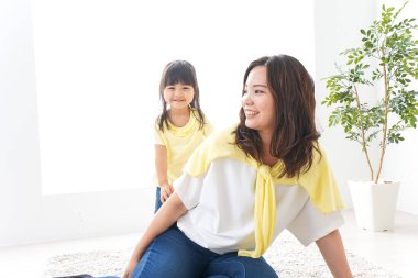 Anne ve çocuk evde.