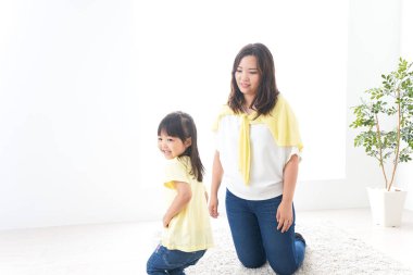 Anne ve çocuk evde.