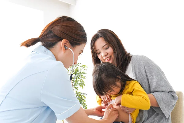 病院で医療を受ける子供 — ストック写真